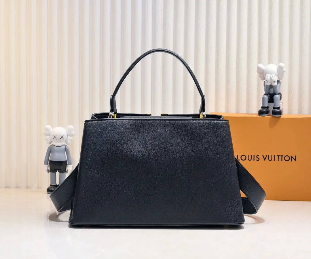 Upgraded version P440 M24607 black CapucinesSouple large handbag reinterprets Louis Vuitton's classic design, using smooth cow leather to achieve a soft touch. The roomy construction, top handles and detachable shoulder strap make it easy to take with you when commuting to the office or on weekend trips. Detailed features 38 x 23 x 16 cm (length x height x width)