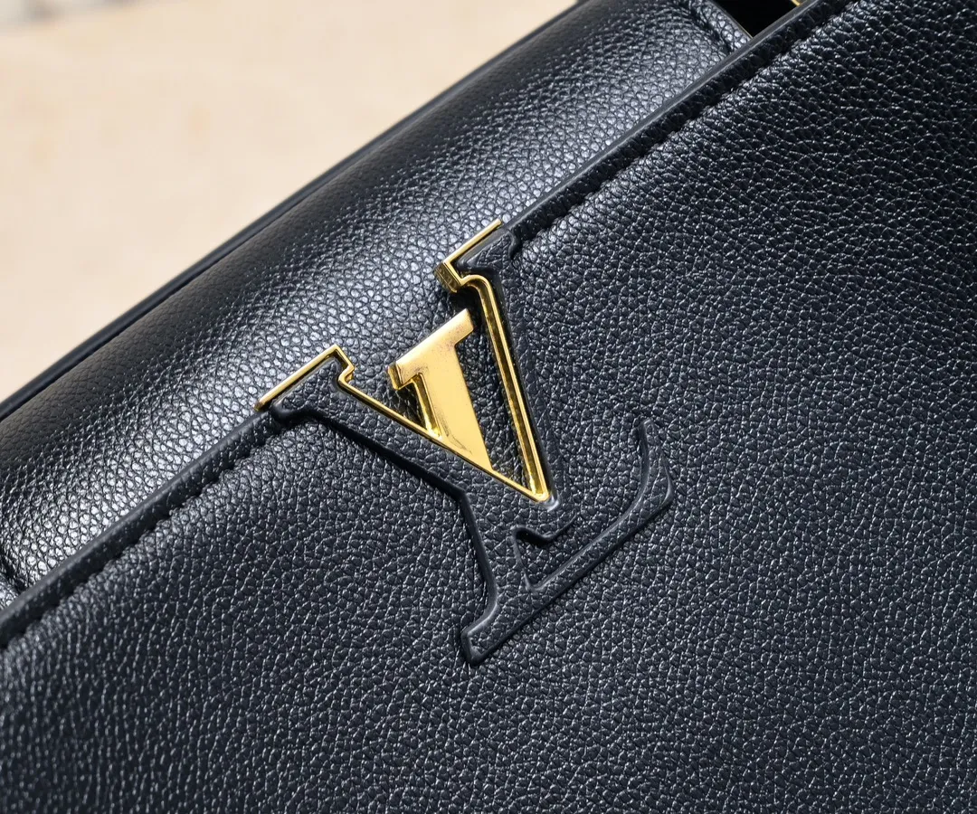 Upgraded version P440 M24607 black CapucinesSouple large handbag reinterprets Louis Vuitton's classic design, using smooth cow leather to achieve a soft touch. The roomy construction, top handles and detachable shoulder strap make it easy to take with you when commuting to the office or on weekend trips. Detailed features 38 x 23 x 16 cm (length x height x width)