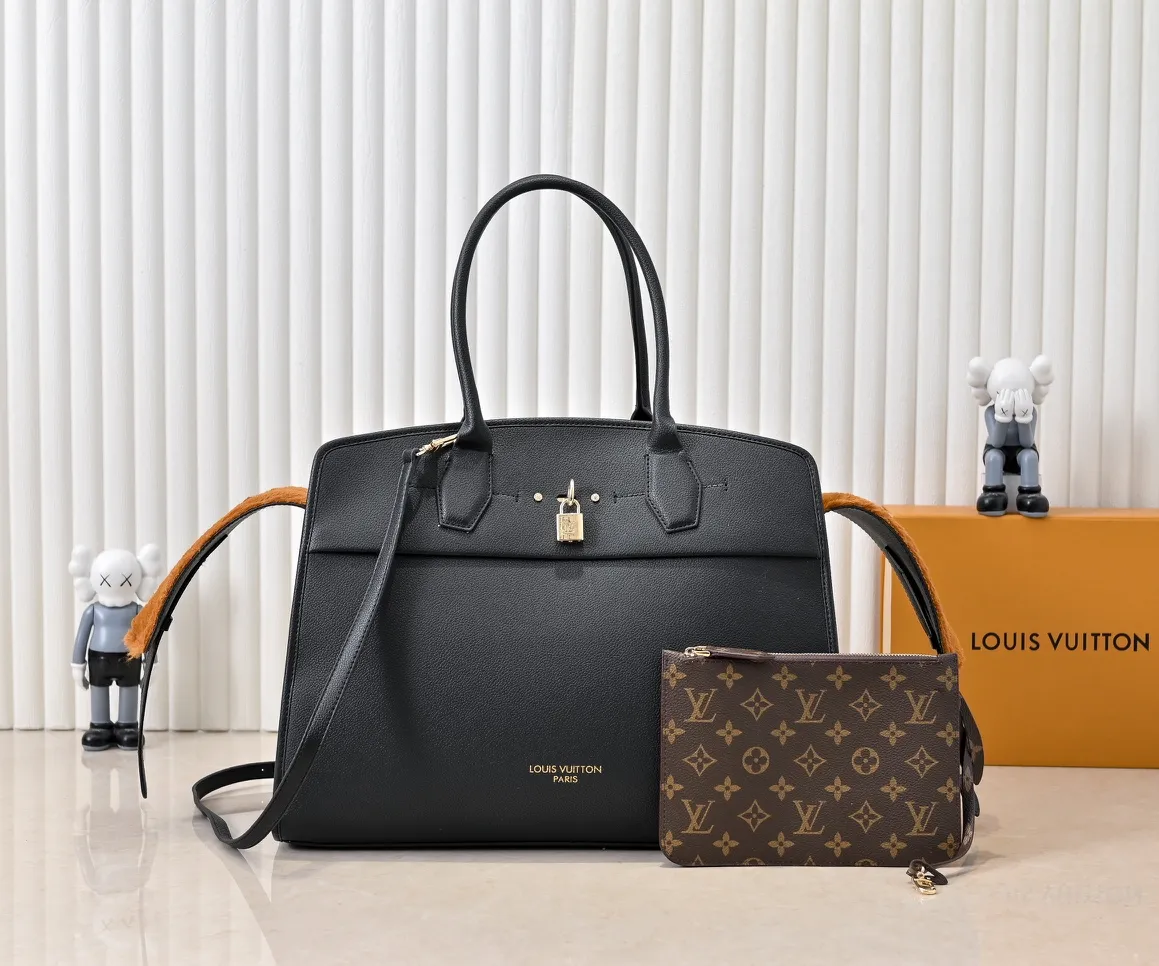 Batch 💰Small 380 💰Large 200 Furry M12005 M12556 M12337 This large City Steamer handbag draws inspiration from the design of luggage built for cruise ships in 1901, making its eye-catching appearance at the 2024 autumn and winter ready-to-wear show. Grained Millesime leather and shearling leather trims add seasonal flair, an embossed padlock and hot-stamped LV Circle logo add a modern twist, and a removable Monogram storage bag makes it easy to store valuables. Size: large size 35x42x21cm, small size 30x36x17
