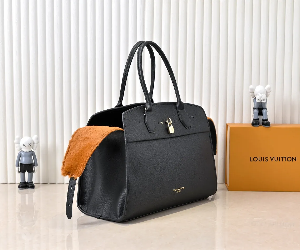 Batch 💰Small 380 💰Large 200 Furry M12005 M12556 M12337 This large City Steamer handbag draws inspiration from the design of luggage built for cruise ships in 1901, making its eye-catching appearance at the 2024 autumn and winter ready-to-wear show. Grained Millesime leather and shearling leather trims add seasonal flair, an embossed padlock and hot-stamped LV Circle logo add a modern twist, and a removable Monogram storage bag makes it easy to store valuables. Size: large size 35x42x21cm, small size 30x36x17