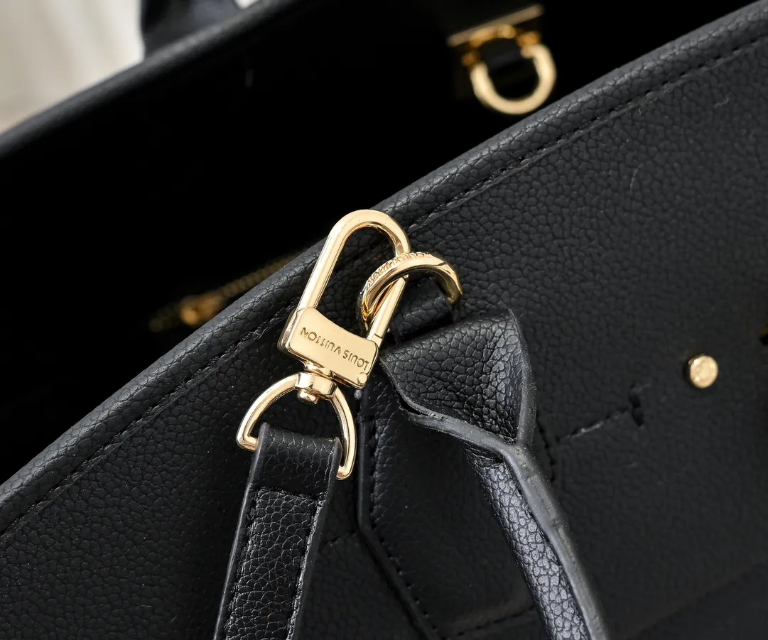 Batch 💰Small 380 💰Large 200 Furry M12005 M12556 M12337 This large City Steamer handbag draws inspiration from the design of luggage built for cruise ships in 1901, making its eye-catching appearance at the 2024 autumn and winter ready-to-wear show. Grained Millesime leather and shearling leather trims add seasonal flair, an embossed padlock and hot-stamped LV Circle logo add a modern twist, and a removable Monogram storage bag makes it easy to store valuables. Size: large size 35x42x21cm, small size 30x36x17
