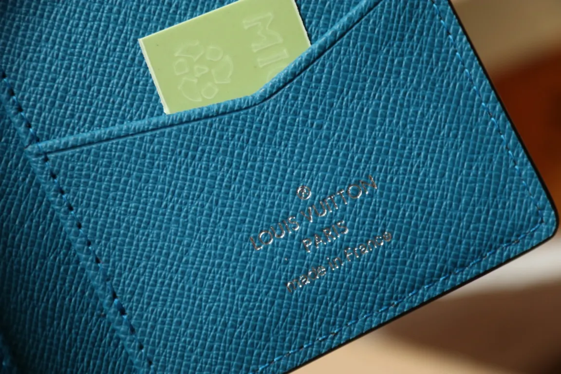 M30985 Pocket Wallet 💰260 This pocket wallet relies on exquisite inlay work to embed the V pattern into fine Taïga leather, echoing the traditional Louis Vuitton logo with bright colors. The slim structure hides plenty of space and can be easily stored in your pocket. 8 x 11 x 1 cm