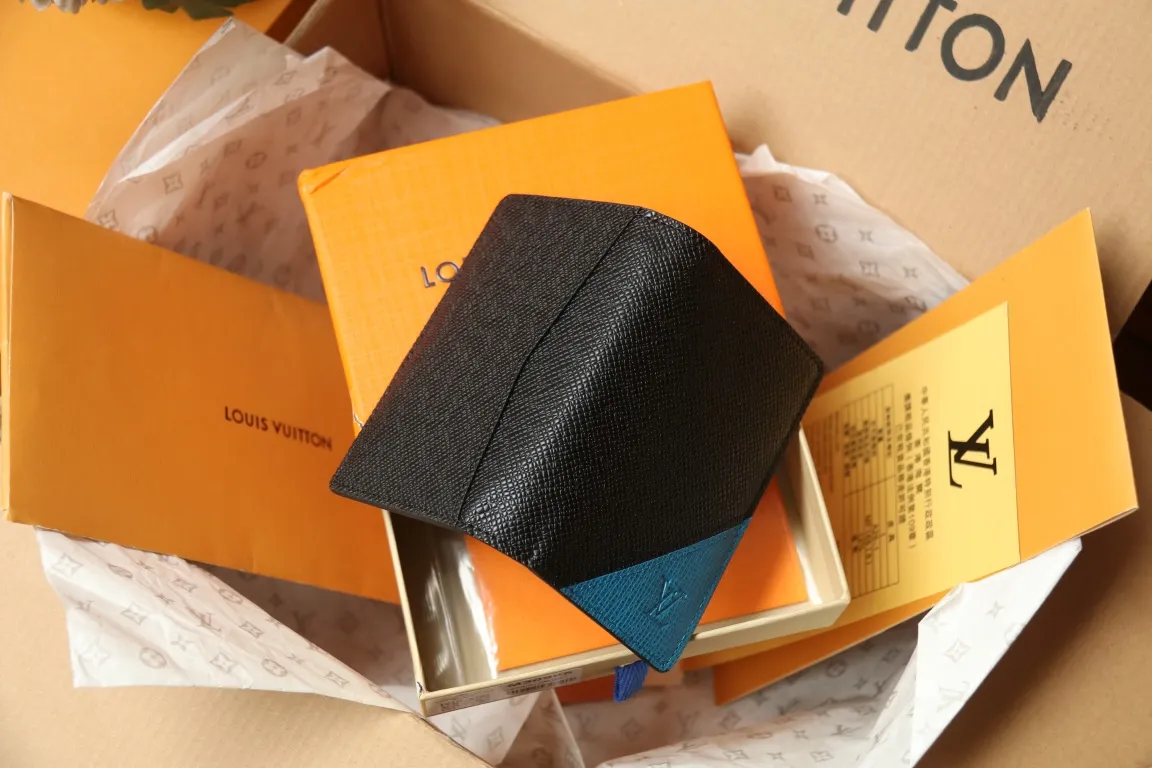 M30985 Pocket Wallet 💰260 This pocket wallet relies on exquisite inlay work to embed the V pattern into fine Taïga leather, echoing the traditional Louis Vuitton logo with bright colors. The slim structure hides plenty of space and can be easily stored in your pocket. 8 x 11 x 1 cm