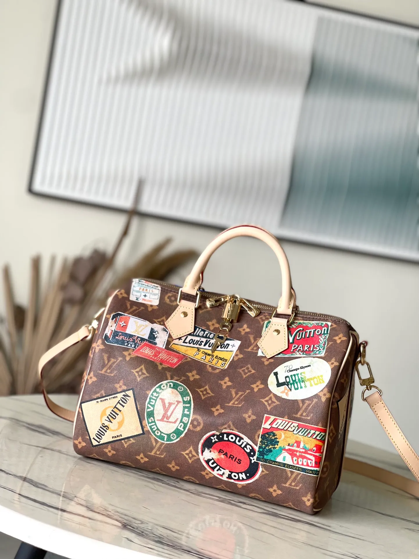 💰1080 Top Original Order M47087 This Speedy Bandouliere 30 handbag draws inspiration from the brand's classic Monogram Js canvas, adding a transparent resin coating to the cotton and linen blend. The hotel label patch pays tribute to Gaston-Louis Vuitton's legendary collection, and the cowhide leather trim highlights the traditional heritage. Dimensions: 30 × 21 × 17 cm