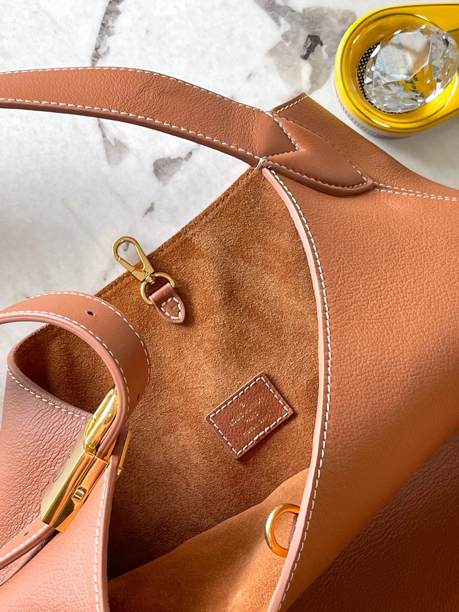 p3000 [Special grade MB chip version original leather] [Low Key Hobo medium handbag] is made of soft cow leather to outline simple and elegant lines, and is paired with suede lining to release a trendy atmosphere, showing the brand's exquisite craftsmanship. Model: M24974 dynamic chip version Material: A-grade all-steel hardware, imported original fabric Packaging: full set of original factory duty-free MB packaging Size: 31*35*18