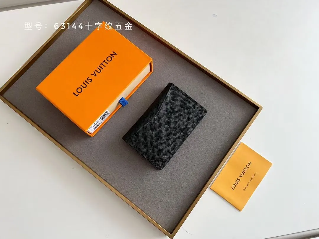 P100 💎Original # Cross Pattern Hardware Small Card Holder Louis vuitton This pocket leather wallet has seven compartments, which can hold credit cards, bus cards, business cards, and even city maps. Damier canvas, leather edge - two credit card compartments - four inner compartments - one outer compartment. Model M63144 Cross Pattern Hardware Size: 7X11.