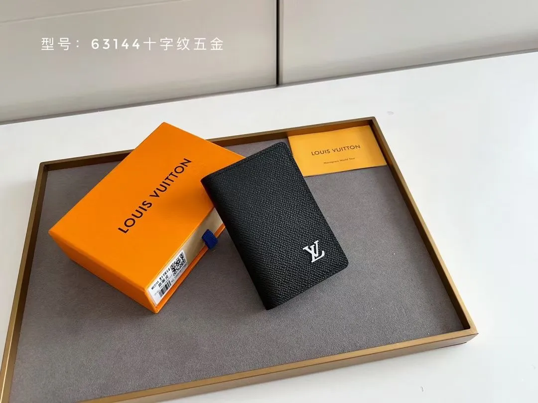 P100 💎Original # Cross Pattern Hardware Small Card Holder Louis vuitton This pocket leather wallet has seven compartments, which can hold credit cards, bus cards, business cards, and even city maps. Damier canvas, leather edge - two credit card compartments - four inner compartments - one outer compartment. Model M63144 Cross Pattern Hardware Size: 7X11.