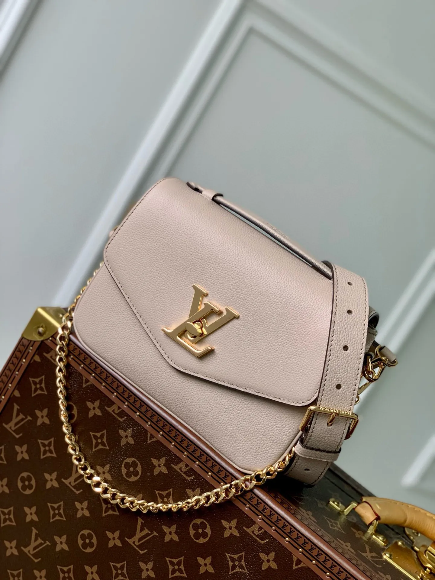 💰1140 (top layer leather) top original M22792 Oxford handbag is made of soft grain leather, with dazzling metal parts to highlight the brand style. The detachable chain and adjustable leather strap allow for a variety of carrying options, adding a dynamic feel to everyday life and day and night occasions. 22.0 x 16.0 x 9.5 cm (length x height x width)