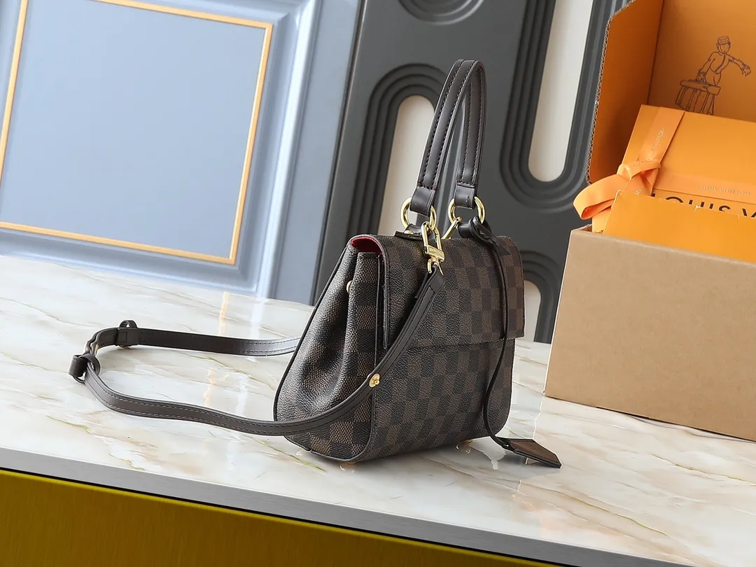 💰240💰Upgraded original N00097 M46055 This BOND STREET BB handbag is made of a delicate combination of Damier Ebene canvas and Cuir Taurillon leather. It is equipped with a leather name tag and the Louis Vuitton printed stripe decoration in the center is particularly elegant. This single-handle bag can be carried in a variety of ways: carried in the hand, slung over the elbow, or carried over the shoulder with the detachable strap. The cute and compact size is enough to hold commonly used items such as wallets, keys, and mobile phones. Dimensions: 24 x 17 x 9.5 cm (length x height x width)
