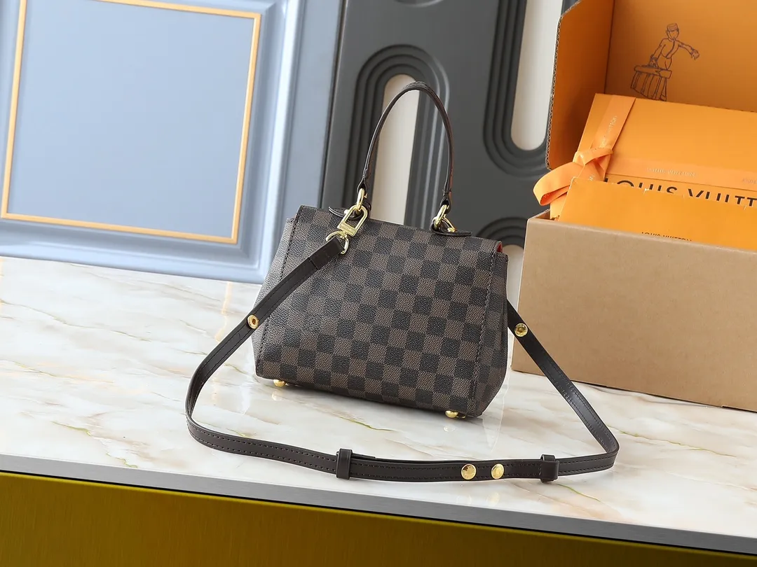 💰240💰Upgraded original N00097 M46055 This BOND STREET BB handbag is made of a delicate combination of Damier Ebene canvas and Cuir Taurillon leather. It is equipped with a leather name tag and the Louis Vuitton printed stripe decoration in the center is particularly elegant. This single-handle bag can be carried in a variety of ways: carried in the hand, slung over the elbow, or carried over the shoulder with the detachable strap. The cute and compact size is enough to hold commonly used items such as wallets, keys, and mobile phones. Dimensions: 24 x 17 x 9.5 cm (length x height x width)