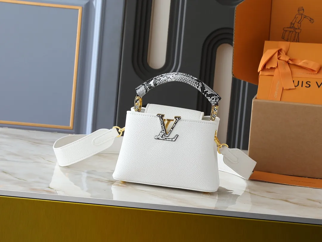 💰320💰Guangzhou goods Upgraded original M80071 M80041 M81410 M81258 M98477 This Capucines mini handbag displays the subtle sheen of the delicate Taurillon leather and python leather handles, embellished with iconic letters. The detachable wide shoulder strap allows the compact size to be worn on the shoulder or cross-body. Dimensions: 21.0 x 14.0 x 8.0 cm