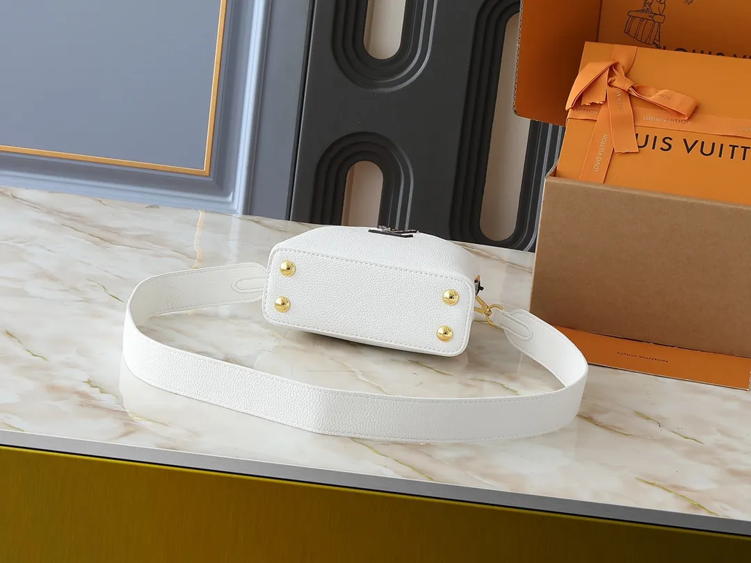 💰320💰Guangzhou goods Upgraded original M80071 M80041 M81410 M81258 M98477 This Capucines mini handbag displays the subtle sheen of the delicate Taurillon leather and python leather handles, embellished with iconic letters. The detachable wide shoulder strap allows the compact size to be worn on the shoulder or cross-body. Dimensions: 21.0 x 14.0 x 8.0 cm