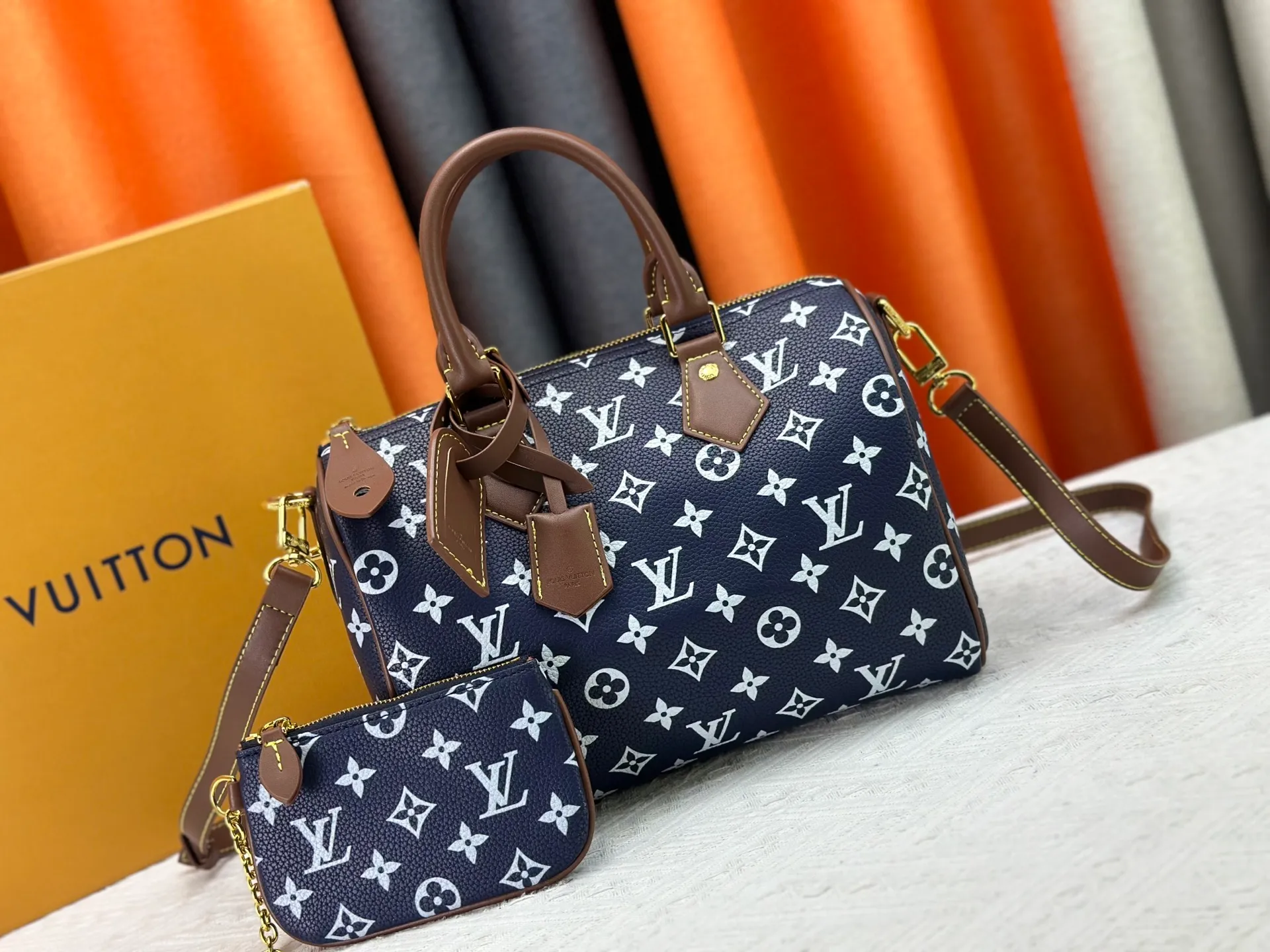 P280 Upgraded original M15278 M24441 M24424 This Speedy Bandoulière 25 Monogram Leather handbag is made of soft cow leather and uses Monogram patterns to reproduce the elegant look and feel of canvas printing. Dazzling metal hardware, sheepskin lining and nameplate all reflect Creative Director Pharrell Williams' relentless attention to detail. 25 x 15 x 15 cm (length x height x width)