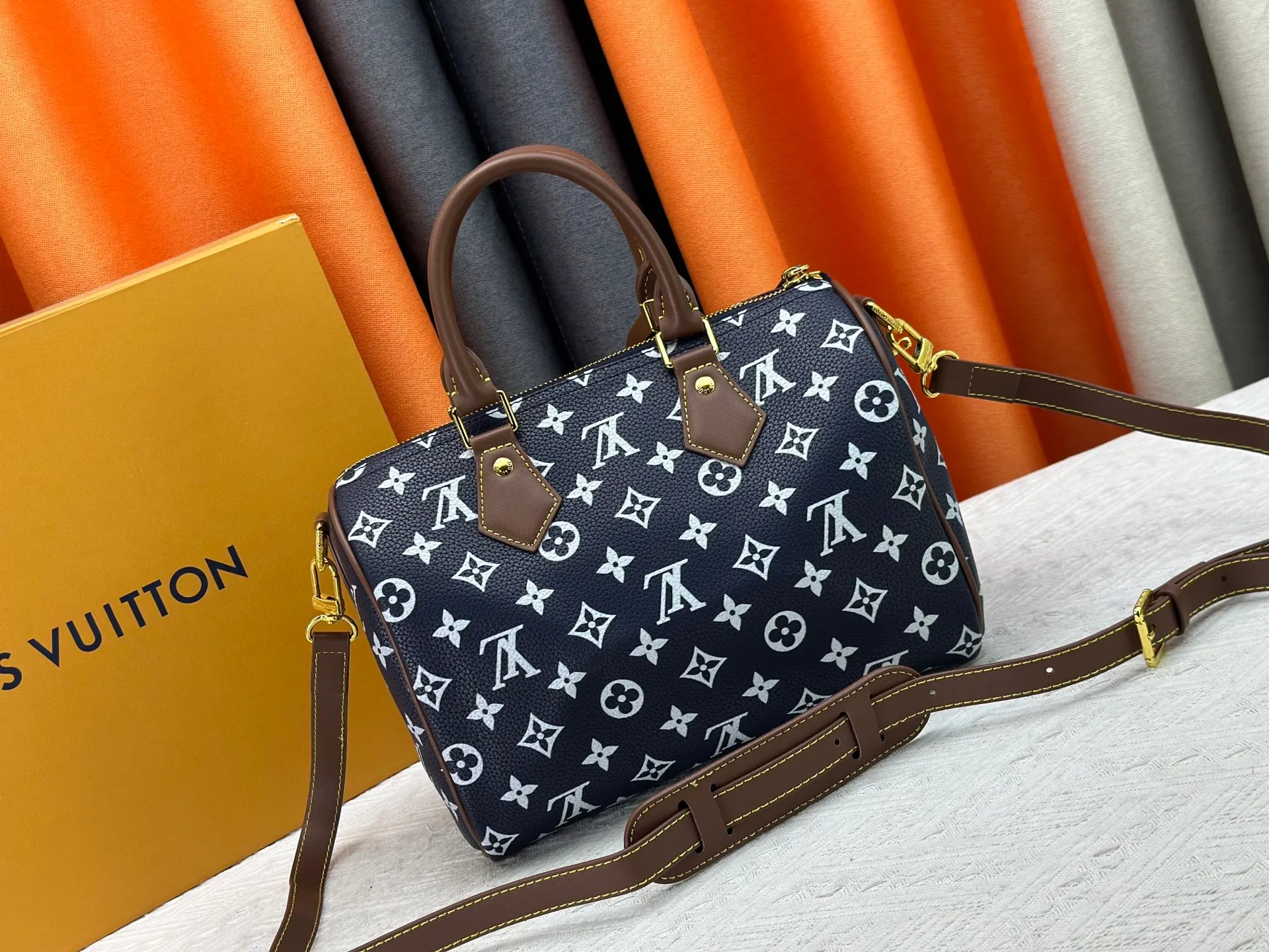 P280 Upgraded original M15278 M24441 M24424 This Speedy Bandoulière 25 Monogram Leather handbag is made of soft cow leather and uses Monogram patterns to reproduce the elegant look and feel of canvas printing. Dazzling metal hardware, sheepskin lining and nameplate all reflect Creative Director Pharrell Williams' relentless attention to detail. 25 x 15 x 15 cm (length x height x width)