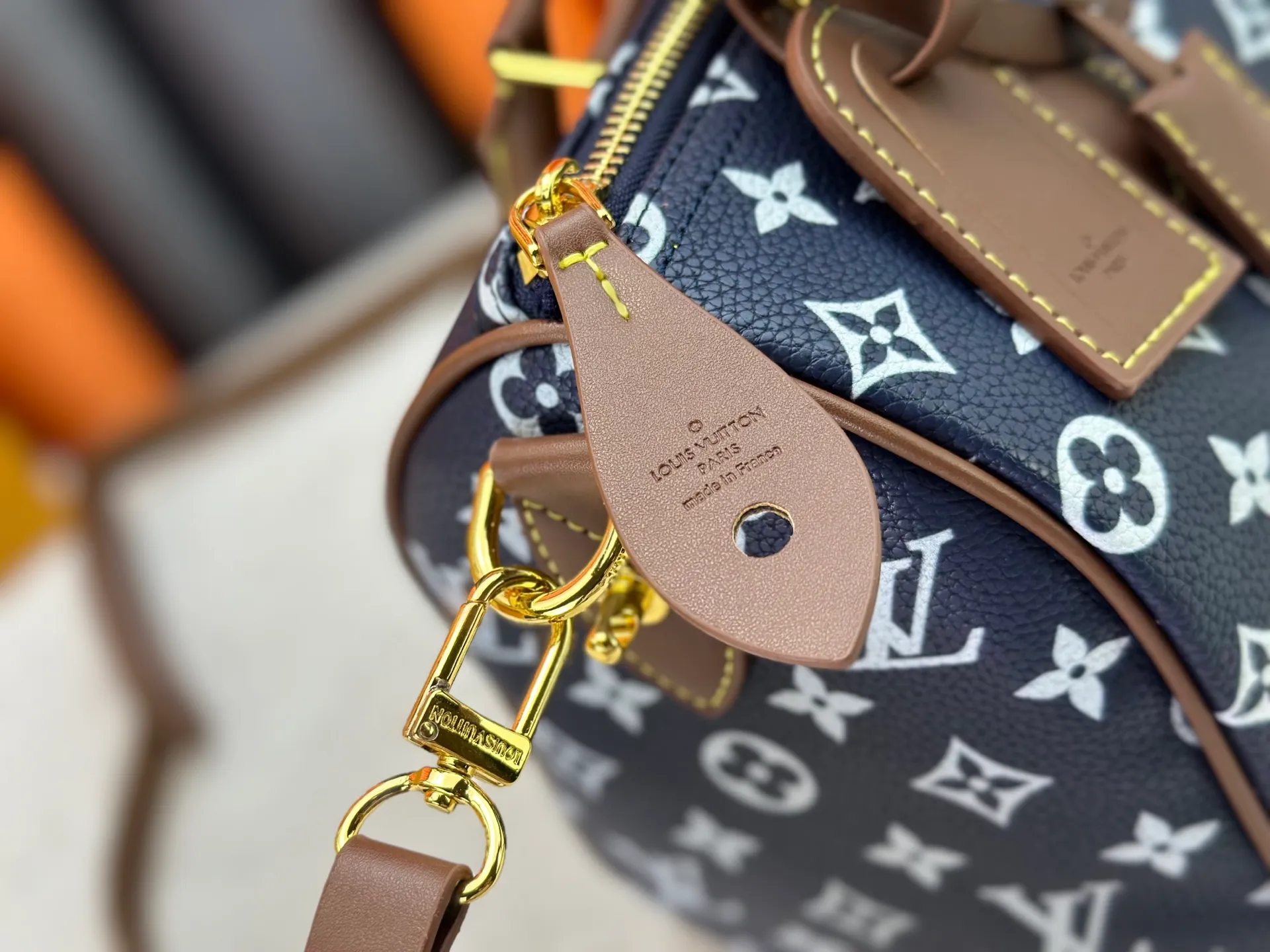 P280 Upgraded original M15278 M24441 M24424 This Speedy Bandoulière 25 Monogram Leather handbag is made of soft cow leather and uses Monogram patterns to reproduce the elegant look and feel of canvas printing. Dazzling metal hardware, sheepskin lining and nameplate all reflect Creative Director Pharrell Williams' relentless attention to detail. 25 x 15 x 15 cm (length x height x width)