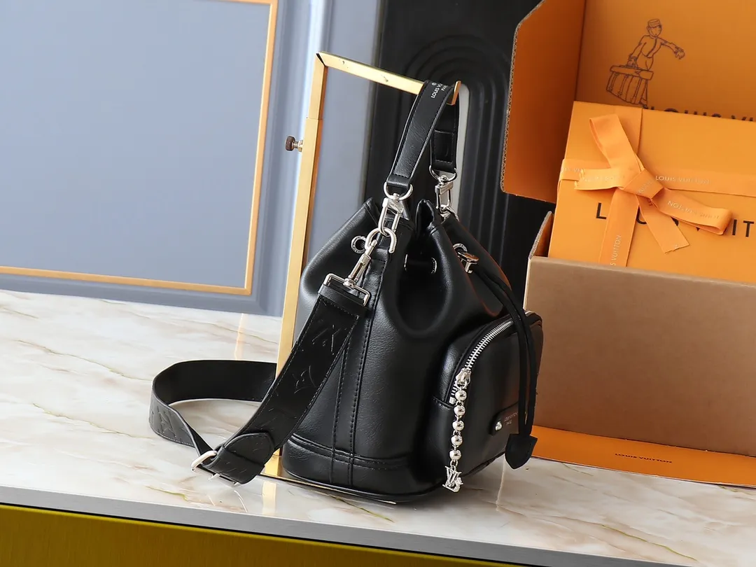 💰260💰Upgraded original M13985 full leather black, official small size M14017 pure presbyopic Noe Cargo is a compact bucket bag, made of shiny cow leather, showing a nylon-like technological luster, and the lining is made of deep-toned fabric. Metal parts, including the LV letters attached to a ball chain, are the only color-coordinated elements on this monochromatic bag. Roomy front pocket inside. ·Cow leather trim fabric lined with hardware Drawstring and metal closure main compartment LV pendant zip puller ·Pearl rivets Louis Vuitton Paris patch ·Zip front pocket Shoulder strap: Removable, adjustable strap Half length: 40.0 cm Dimensions: 24✘22✘16cm (H✘L✘W)