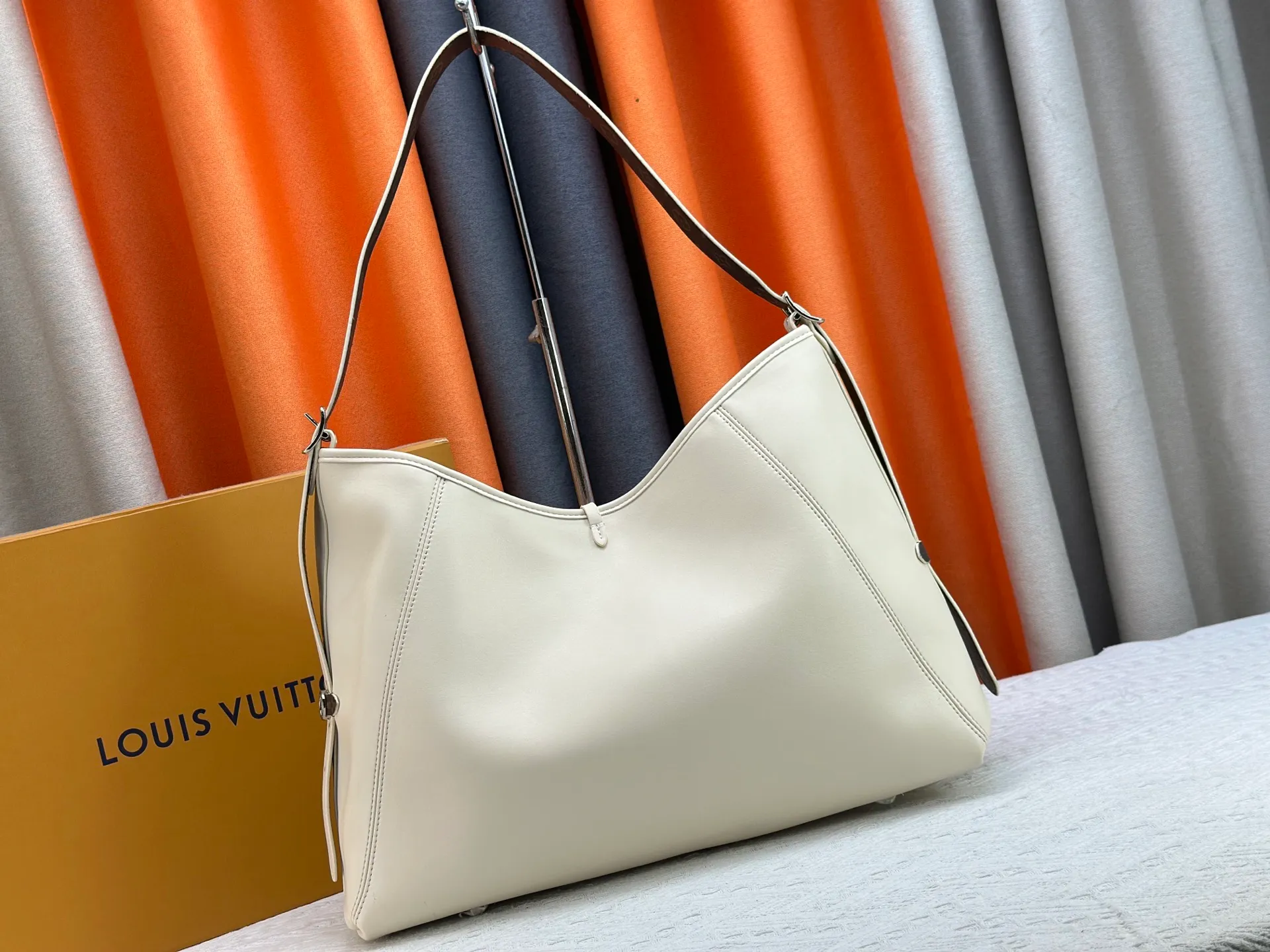 P260 upgrades the original M24861 M25143 M46203 M46197 CarryAll medium handbag, with Monogram canvas and leather trim to create a body-fitting design. There's a zipped pocket inside the ample space, and a detachable zipped clutch adds a functional element, with a buckle-adjustable handle. Large size: 39 x 30 x 15 cm Small size: 29 x 24 x 12 cm,