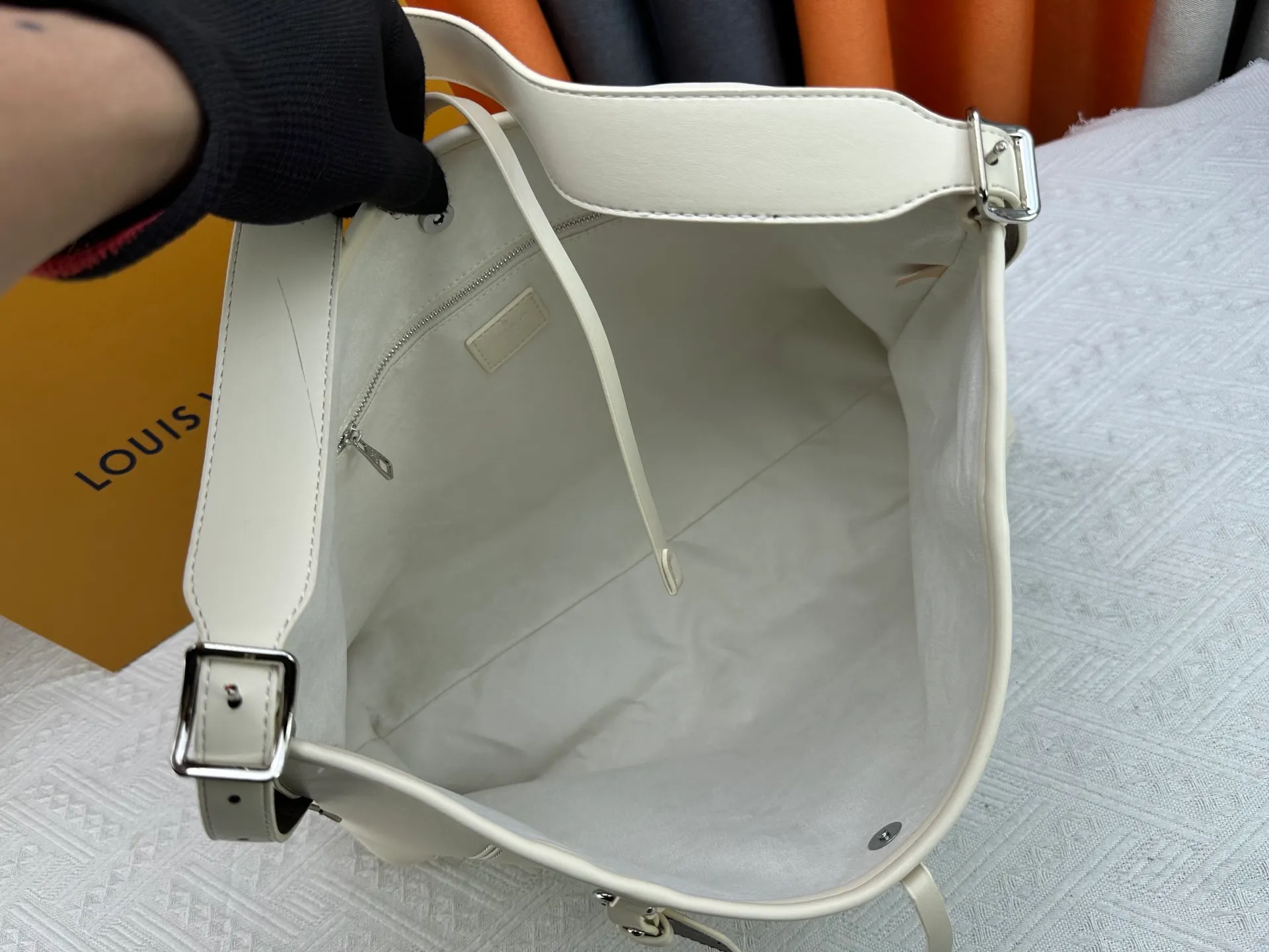 P260 upgrades the original M24861 M25143 M46203 M46197 CarryAll medium handbag, with Monogram canvas and leather trim to create a body-fitting design. There's a zipped pocket inside the ample space, and a detachable zipped clutch adds a functional element, with a buckle-adjustable handle. Large size: 39 x 30 x 15 cm Small size: 29 x 24 x 12 cm,