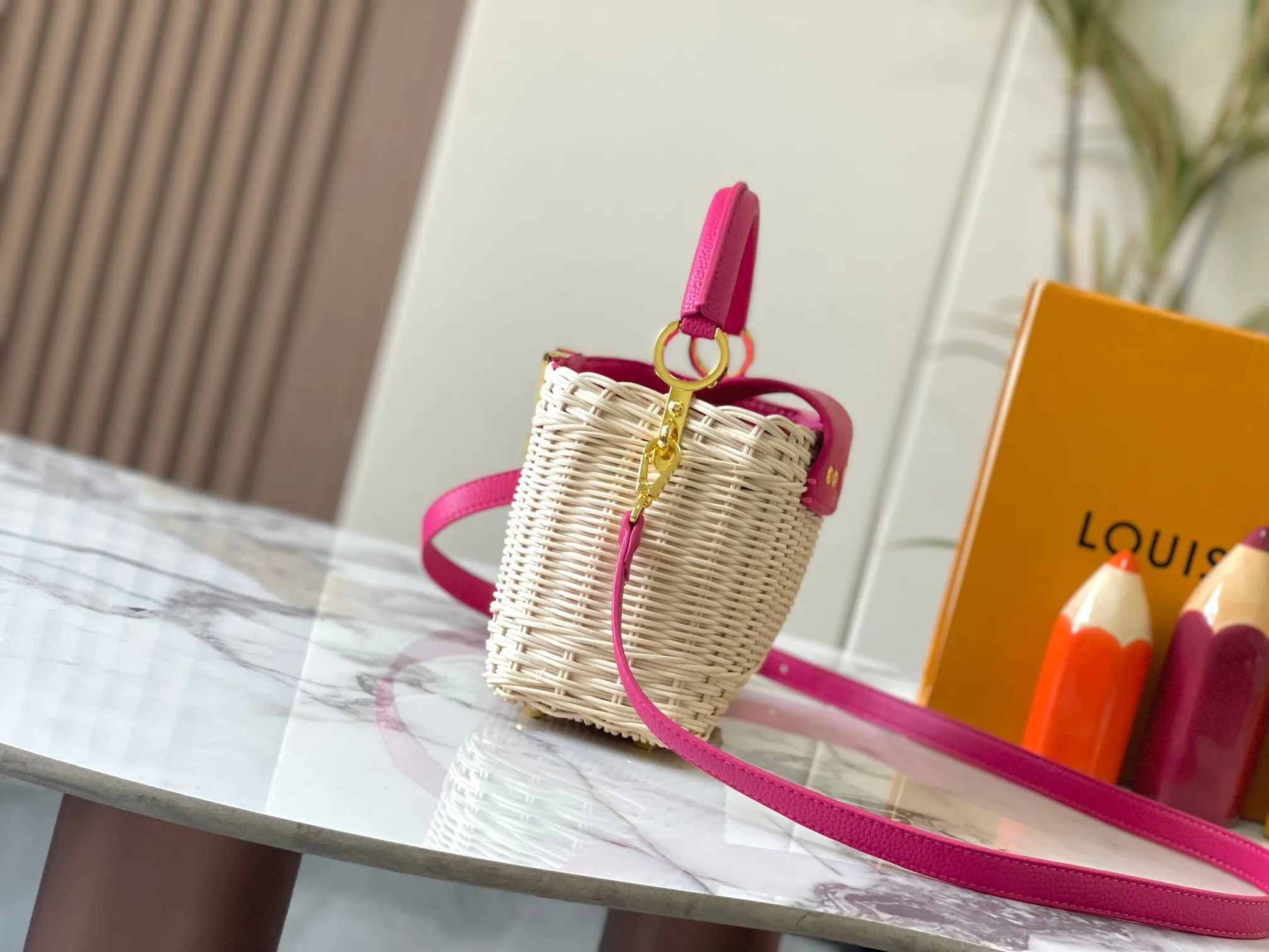 Upgraded version P660 M14365 This Capucines mini handbag has a unique rattan weaving structure that pays tribute to the Louis Vuitton picnic box design that came out in 1892. The cow leather shapes the top handle and flap, the LV letters reveal a metallic texture, and the detachable and adjustable leather shoulder strap makes it easy to carry on the shoulder. The gift box packaging provided with this product may be reasonably adjusted depending on the stock situation, and may be different from the packaging style displayed on this product page. Please refer to the actual gift box packaging style received for details. Size:21×14×8cm
