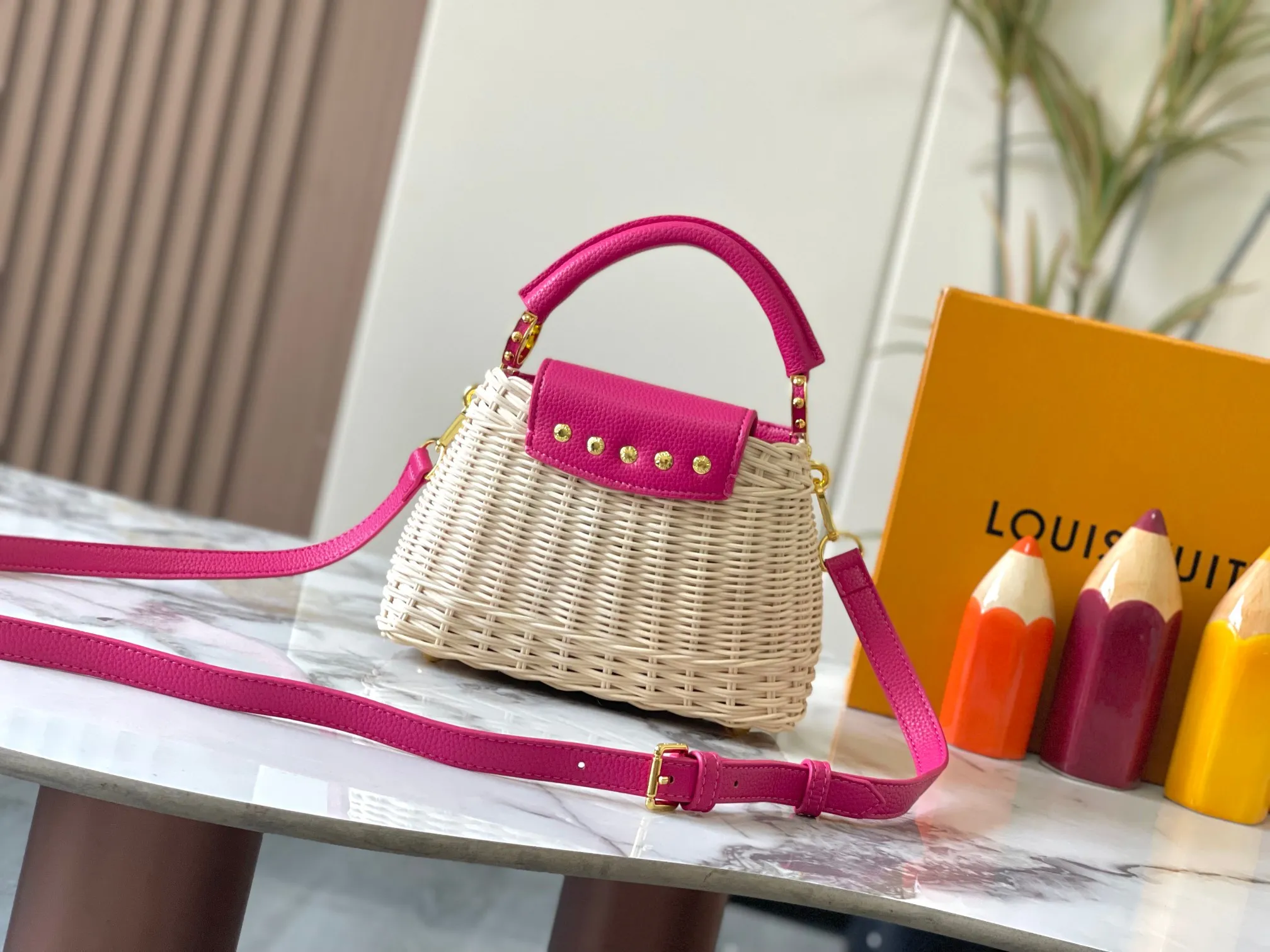 Upgraded version P660 M14365 This Capucines mini handbag has a unique rattan weaving structure that pays tribute to the Louis Vuitton picnic box design that came out in 1892. The cow leather shapes the top handle and flap, the LV letters reveal a metallic texture, and the detachable and adjustable leather shoulder strap makes it easy to carry on the shoulder. The gift box packaging provided with this product may be reasonably adjusted depending on the stock situation, and may be different from the packaging style displayed on this product page. Please refer to the actual gift box packaging style received for details. Size:21×14×8cm
