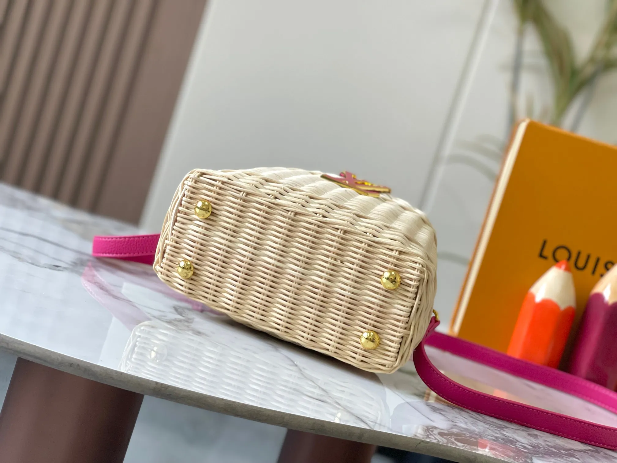 Upgraded version P660 M14365 This Capucines mini handbag has a unique rattan weaving structure that pays tribute to the Louis Vuitton picnic box design that came out in 1892. The cow leather shapes the top handle and flap, the LV letters reveal a metallic texture, and the detachable and adjustable leather shoulder strap makes it easy to carry on the shoulder. The gift box packaging provided with this product may be reasonably adjusted depending on the stock situation, and may be different from the packaging style displayed on this product page. Please refer to the actual gift box packaging style received for details. Size:21×14×8cm