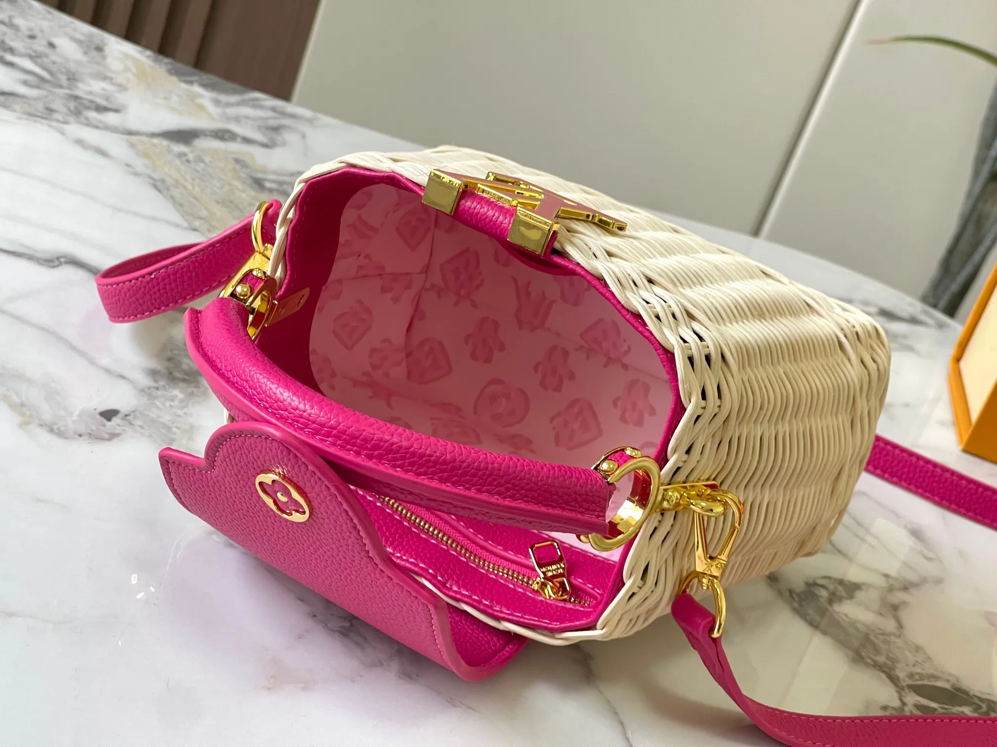 Upgraded version P660 M14365 This Capucines mini handbag has a unique rattan weaving structure that pays tribute to the Louis Vuitton picnic box design that came out in 1892. The cow leather shapes the top handle and flap, the LV letters reveal a metallic texture, and the detachable and adjustable leather shoulder strap makes it easy to carry on the shoulder. The gift box packaging provided with this product may be reasonably adjusted depending on the stock situation, and may be different from the packaging style displayed on this product page. Please refer to the actual gift box packaging style received for details. Size:21×14×8cm
