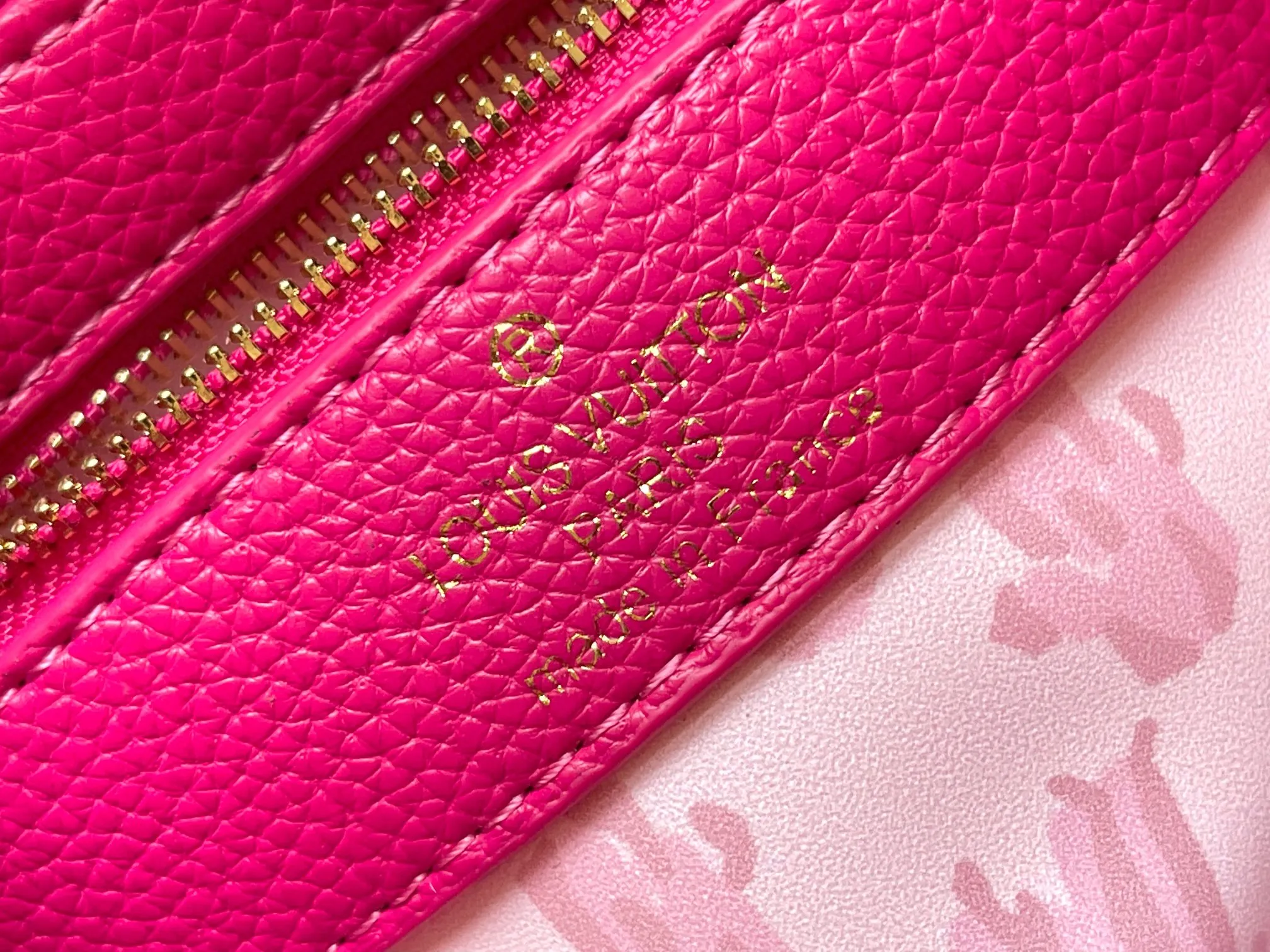 Upgraded version P660 M14365 This Capucines mini handbag has a unique rattan weaving structure that pays tribute to the Louis Vuitton picnic box design that came out in 1892. The cow leather shapes the top handle and flap, the LV letters reveal a metallic texture, and the detachable and adjustable leather shoulder strap makes it easy to carry on the shoulder. The gift box packaging provided with this product may be reasonably adjusted depending on the stock situation, and may be different from the packaging style displayed on this product page. Please refer to the actual gift box packaging style received for details. Size:21×14×8cm