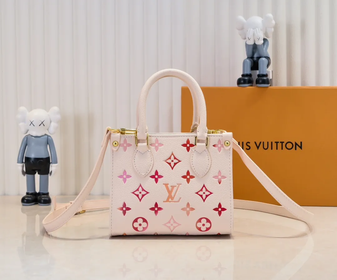 Batch 260💰M47115 This OnTheGo BB handbag is from the Sunrise Aquarelle series. It is made of colorful Monogram Empreinte leather with watercolor effect LV letters and Monogram flowers, delicately depicting the rising sun. The silk-screen luster is like crystal clear morning dew, and the rolled leather handles and detachable and adjustable shoulder strap allow for a variety of carrying methods. Size: 18x15x8.5cm