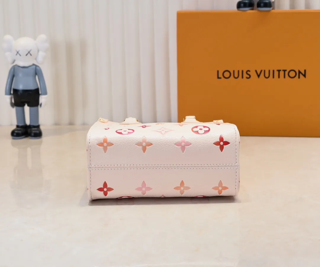 Batch 260💰M47115 This OnTheGo BB handbag is from the Sunrise Aquarelle series. It is made of colorful Monogram Empreinte leather with watercolor effect LV letters and Monogram flowers, delicately depicting the rising sun. The silk-screen luster is like crystal clear morning dew, and the rolled leather handles and detachable and adjustable shoulder strap allow for a variety of carrying methods. Size: 18x15x8.5cm