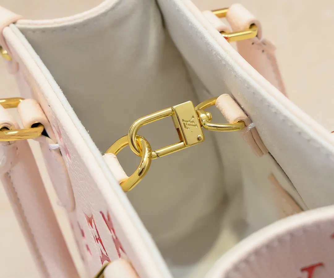 Batch 260💰M47115 This OnTheGo BB handbag is from the Sunrise Aquarelle series. It is made of colorful Monogram Empreinte leather with watercolor effect LV letters and Monogram flowers, delicately depicting the rising sun. The silk-screen luster is like crystal clear morning dew, and the rolled leather handles and detachable and adjustable shoulder strap allow for a variety of carrying methods. Size: 18x15x8.5cm