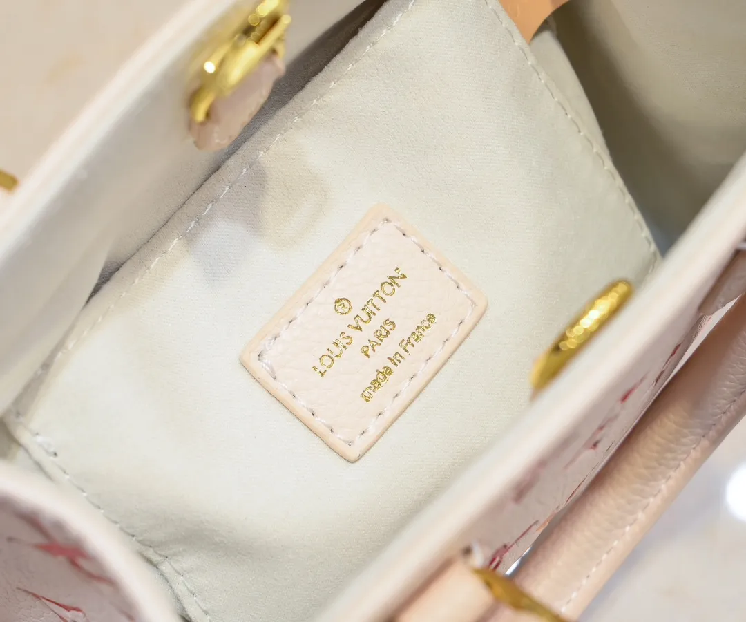 Batch 260💰M47115 This OnTheGo BB handbag is from the Sunrise Aquarelle series. It is made of colorful Monogram Empreinte leather with watercolor effect LV letters and Monogram flowers, delicately depicting the rising sun. The silk-screen luster is like crystal clear morning dew, and the rolled leather handles and detachable and adjustable shoulder strap allow for a variety of carrying methods. Size: 18x15x8.5cm