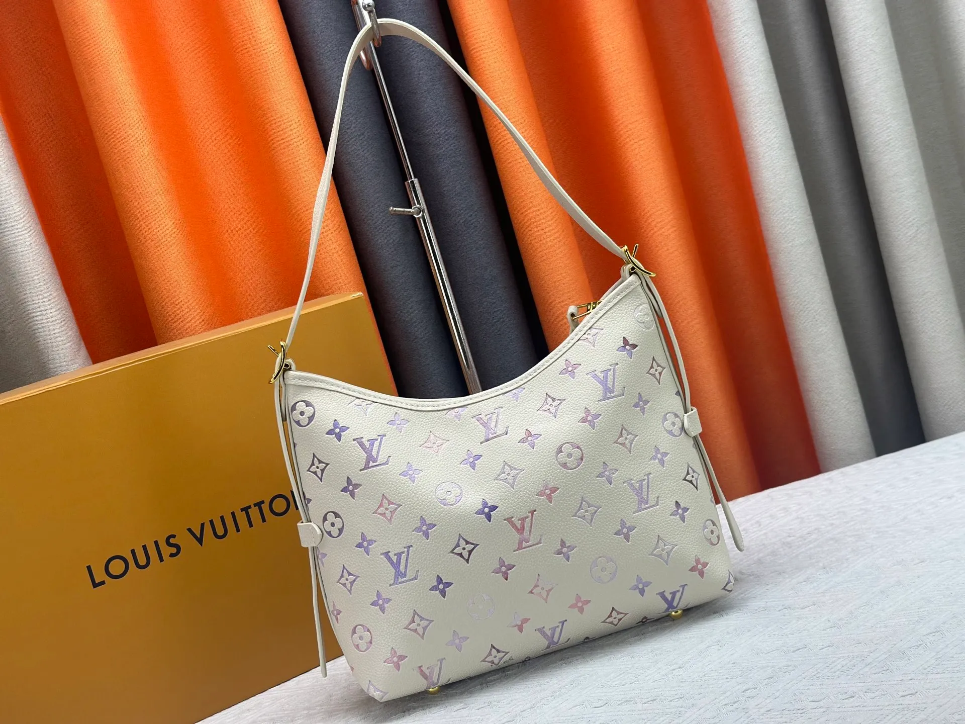 P240 Upgraded original [CarryAll small handbag] M46289 46288 46293 white gradient small handbag made of Monogram canvas and leather trim, making it a personal companion for urban life. The generous construction has a neat interior and a large interior pocket adds a functional element. Monogram canvas zippered clutch secured with leather strap. Dimensions: Small 29x24x12 cm