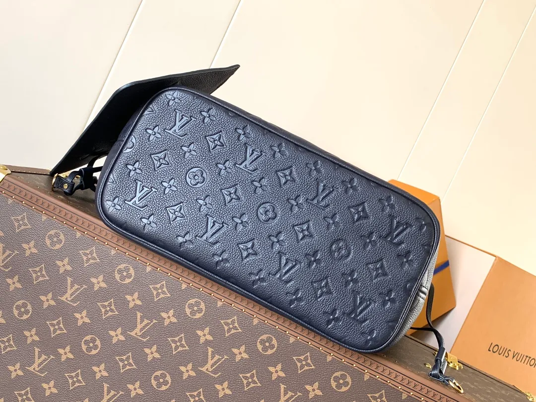 💰1180 (top layer leather) black lining top original order, M47143 blue M46482 haze blue M46599 maroon M45685 black M45684 beige M45686 gray M46516 vanilla M46514 blue gradient M46329 nude pink M45686 apricot print M46135 brown Neverfull medium shopping bag! Redesigned interior pockets feature fresh fabric linings and vintage details inspired by the archives, most notably the detachable zippered clutch, which can be used on its own as a sophisticated clutch or as an additional pocket. 32x29x17cm