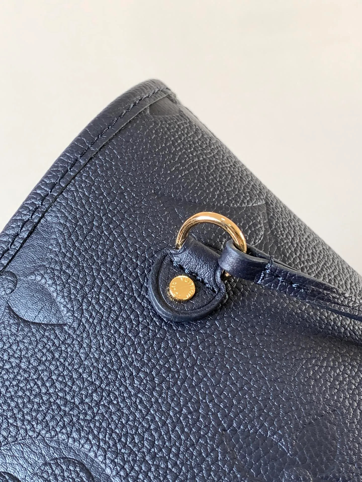 💰1180 (top layer leather) black lining top original order, M47143 blue M46482 haze blue M46599 maroon M45685 black M45684 beige M45686 gray M46516 vanilla M46514 blue gradient M46329 nude pink M45686 apricot print M46135 brown Neverfull medium shopping bag! Redesigned interior pockets feature fresh fabric linings and vintage details inspired by the archives, most notably the detachable zippered clutch, which can be used on its own as a sophisticated clutch or as an additional pocket. 32x29x17cm