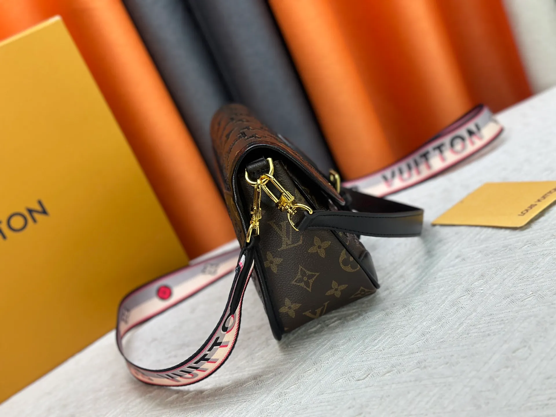 P320 Upgraded original M45985 M45988 black sequins This Diane handbag is decorated with classic Monogram cow leather and dazzling metal parts, using modern touches to interpret the new season interest. The zippered interior pocket keeps valuables secure, and the removable leather shoulder strap allows for a variety of carrying options. Dimensions: 24.0 x 15.0 x 9.0 cm (length x height x width)