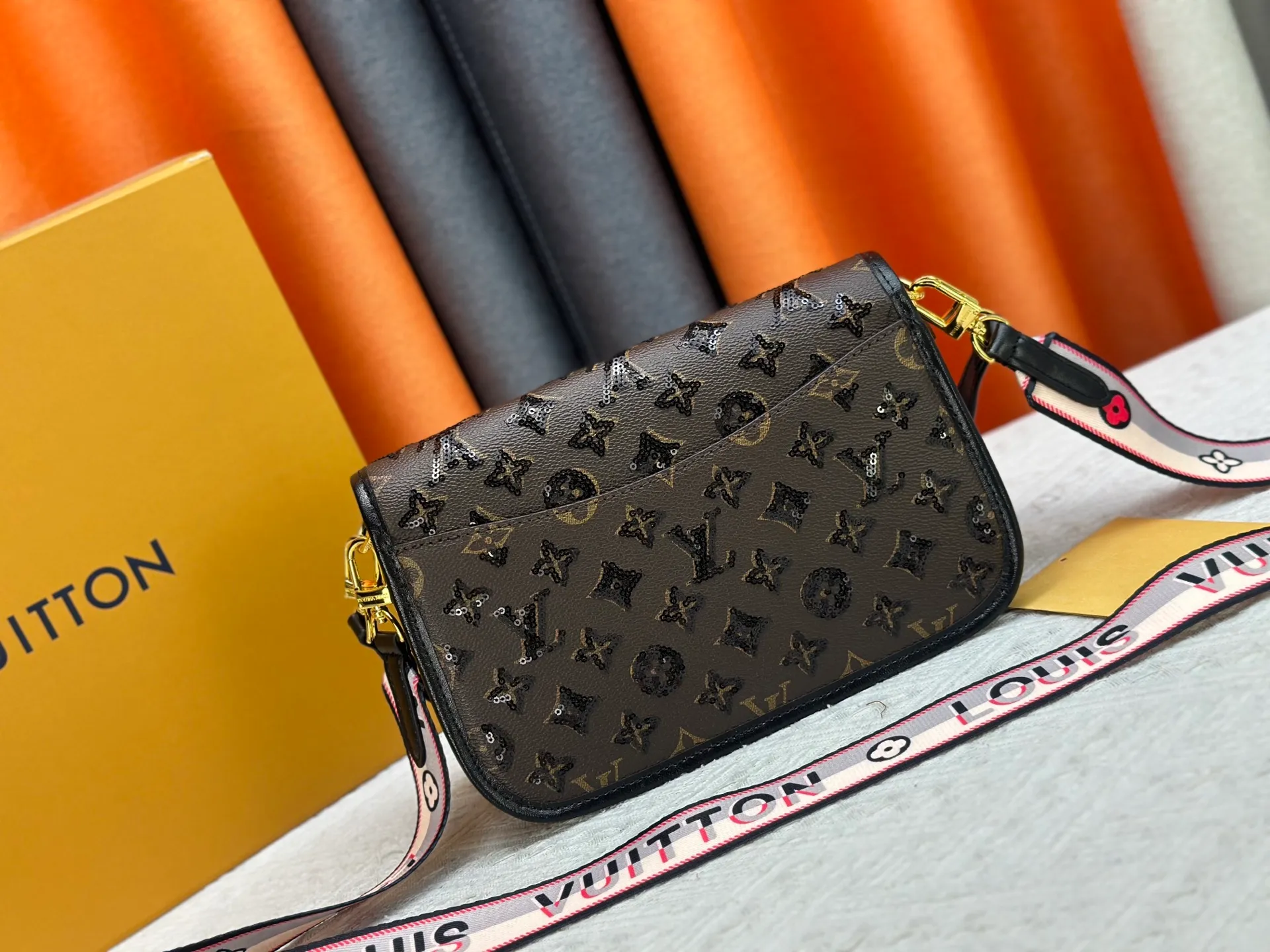 P320 Upgraded original M45985 M45988 black sequins This Diane handbag is decorated with classic Monogram cow leather and dazzling metal parts, using modern touches to interpret the new season interest. The zippered interior pocket keeps valuables secure, and the removable leather shoulder strap allows for a variety of carrying options. Dimensions: 24.0 x 15.0 x 9.0 cm (length x height x width)