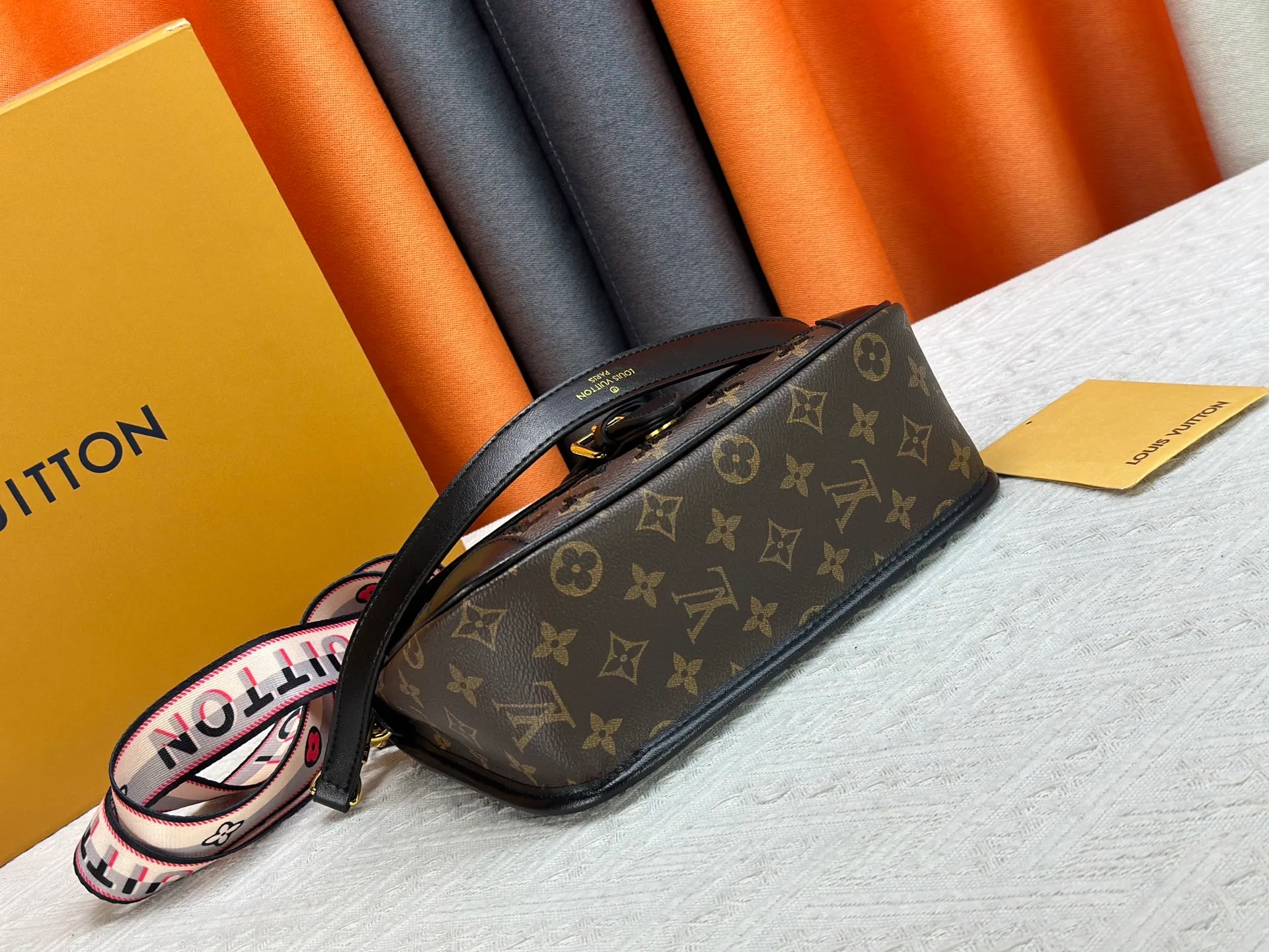 P320 Upgraded original M45985 M45988 black sequins This Diane handbag is decorated with classic Monogram cow leather and dazzling metal parts, using modern touches to interpret the new season interest. The zippered interior pocket keeps valuables secure, and the removable leather shoulder strap allows for a variety of carrying options. Dimensions: 24.0 x 15.0 x 9.0 cm (length x height x width)