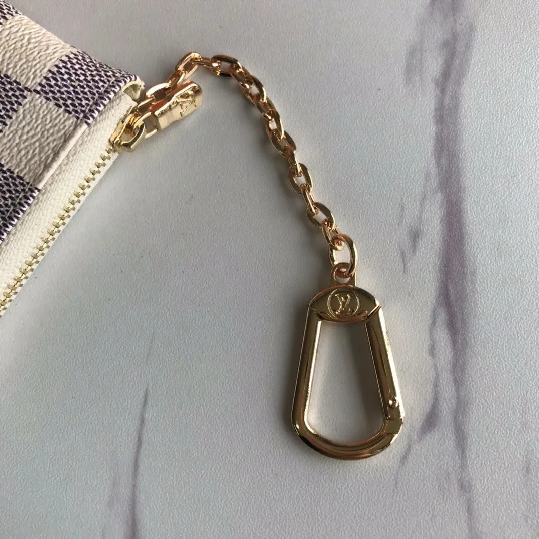 💰90💰This Damier canvas small leather bag can hold change and keys, and can be easily put into a handbag or clothing pocket. Key ring, key hook can be hung on the D-ring provided with most Louis Vuitton handbags, zipper closure, Damier canvas texture and embossed calfskin, shiny gold-tone hardware. 👏👏Model 62650, size: 12x7cm,
