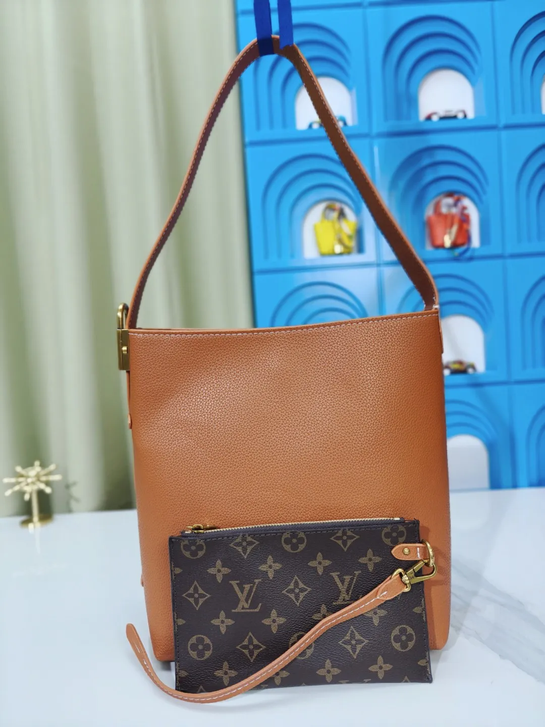 P large 280 💰 small 260 💰 Upgraded original (imitation original) m24988 m24974 m24856 m25022 m25352 m125353m25354 This lowkey hobo handbag is made of smooth cow leather with a surface cow leather lining. It can accommodate short wallets, large smartphones, keys and other small items. The shoulder strap is adjustable with a padlock buckle, and the removable monogram canvas zippered interior pocket provides neat storage. Size: large 31.0x35.0x18.0 cm (length x height x width), small 24.0x28.0x16.0 cm (length x height x width)