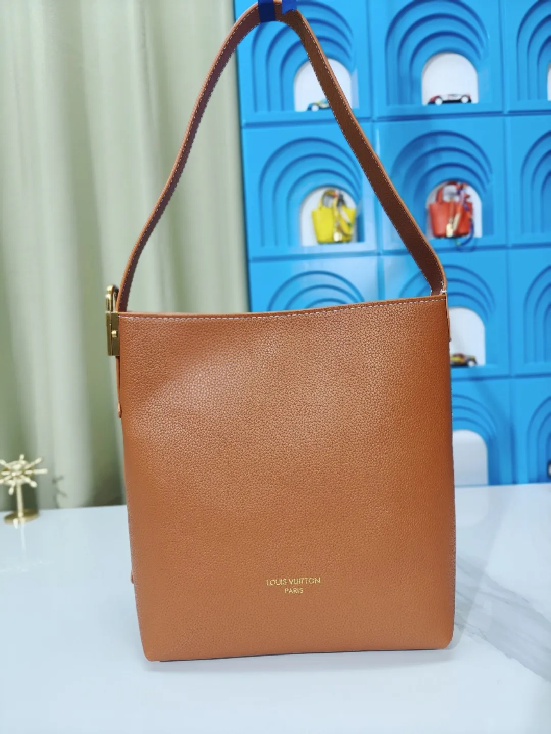 P large 280 💰 small 260 💰 Upgraded original (imitation original) m24988 m24974 m24856 m25022 m25352 m125353m25354 This lowkey hobo handbag is made of smooth cow leather with a surface cow leather lining. It can accommodate short wallets, large smartphones, keys and other small items. The shoulder strap is adjustable with a padlock buckle, and the removable monogram canvas zippered interior pocket provides neat storage. Size: large 31.0x35.0x18.0 cm (length x height x width), small 24.0x28.0x16.0 cm (length x height x width)