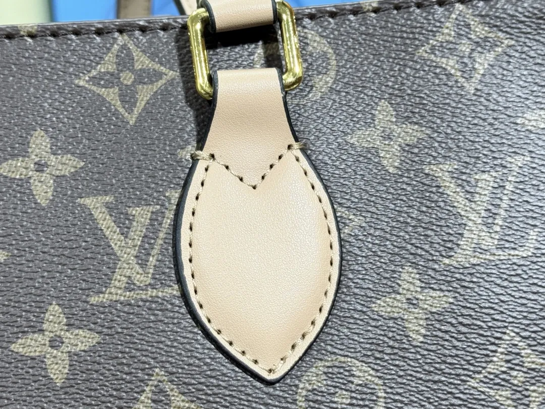 P280💰Upgraded original version 🔥New style🔥M45039 M45321 M44571 This Onthego medium handbag is decorated with classic Monogram canvas and Monogram Reverse canvas on both sides, presenting different styles at will. Toron's dual handles and shoulder strap allow for a variety of carrying options. Dimensions: 34.0 x 26.0 x 13.0 cm (length x height x width)