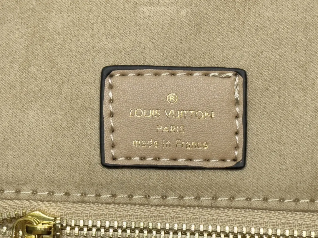 P280💰Upgraded original version 🔥New style🔥M45039 M45321 M44571 This Onthego medium handbag is decorated with classic Monogram canvas and Monogram Reverse canvas on both sides, presenting different styles at will. Toron's dual handles and shoulder strap allow for a variety of carrying options. Dimensions: 34.0 x 26.0 x 13.0 cm (length x height x width)