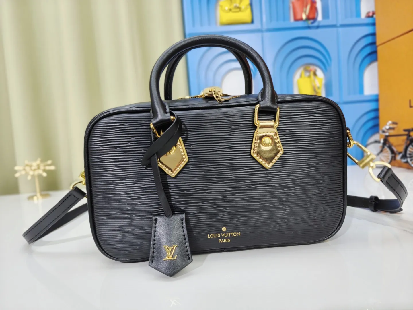 P240💰M12009 cowhide version lvfw24 show new bag This nicolas ghesquiere joined Iv's 10th anniversary show. The show was like a huge greenhouse. In the greenhouse called Iv, we saw the stars cultivated in the past ten years and the starry future. Nicolas uses memory as a guide for imagination. This show can not only see the designer's past classic creativity, but also explore different artistic visions. From familiar silhouettes to tailoring and embroidery, it presents an adventure that lasted ten years. Size 25x15cm