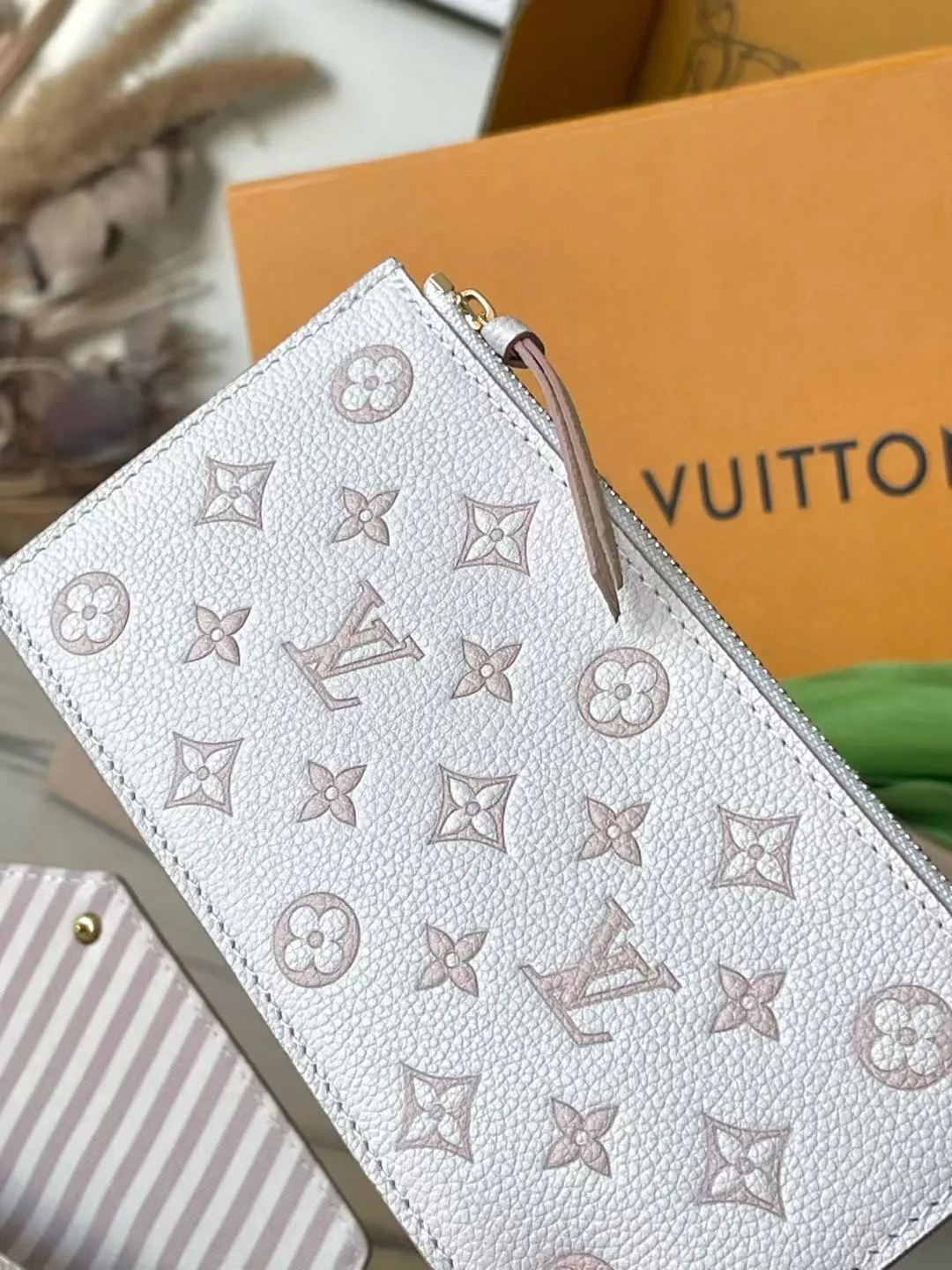 💰780 (first-grain leather) top original order M14968 This Pochette Felicie chain bag is dip-dyed in double-tone leather and equipped with detachable pockets with zippers and card compartments. A new interpretation of the Monogram pattern is laid out on it. The dazzling chain offers a variety of carrying options, allowing you to move elegantly between day and night. Dimensions: 21 × 12 × 3 cm