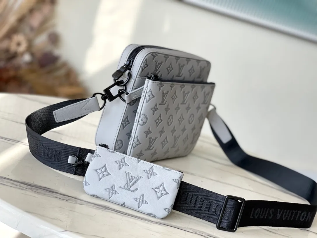 💰1060 (top-grain leather) top-grade original M46603 gray embossed This Trio messenger bag is made of Monogram embossed cow leather. The zippered front pocket and the small coin purse on the shoulder strap are both detachable, enriching the functional design with the main compartment. The removable and adjustable jacquard fabric shoulder strap is marked with the brand's logo for comfortable shoulder and cross-body wear. Dimensions: 25 x 18.5 x 7 cm