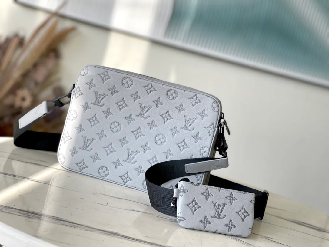 💰1060 (top-grain leather) top-grade original M46603 gray embossed This Trio messenger bag is made of Monogram embossed cow leather. The zippered front pocket and the small coin purse on the shoulder strap are both detachable, enriching the functional design with the main compartment. The removable and adjustable jacquard fabric shoulder strap is marked with the brand's logo for comfortable shoulder and cross-body wear. Dimensions: 25 x 18.5 x 7 cm