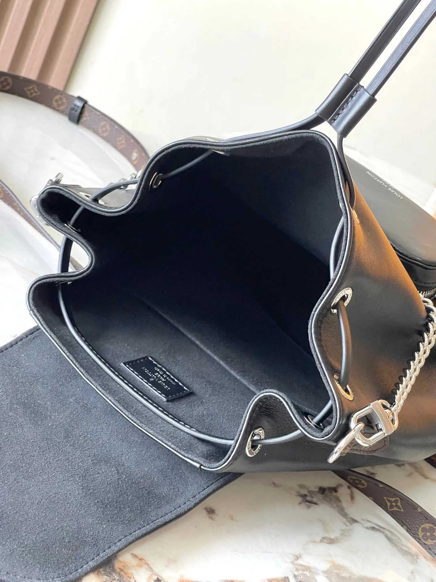 💰2700 [Special grade MB chip version original leather] This Montsouris small backpack is made of shiny sheepskin Model: M12587 black dynamic chip version Material: A-grade all-steel hardware, imported original fabric Packaging: full set of original duty-free MB packaging Size: 28*30*18CM
