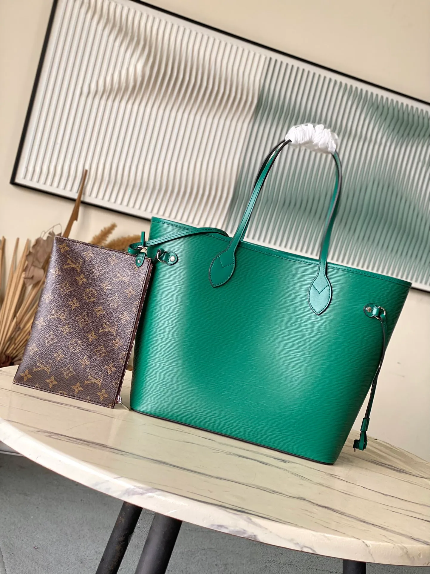 💰1320 (First-Grade Leather) Top Original M12195 Green This classic Neverfull MM handbag combines timeless design and traditional details, making it very suitable for carrying to work and other occasions. The new version is made from signature Epi leather and has adjustable elastic straps on both sides to create a tight silhouette. The interior of the bag is spacious enough to store a 13-inch laptop, and the detachable zippered storage bag can be used as a clutch or as an extra pocket to store valuables. Dimensions: 31 x 28 x 14 cm (length x height x width)