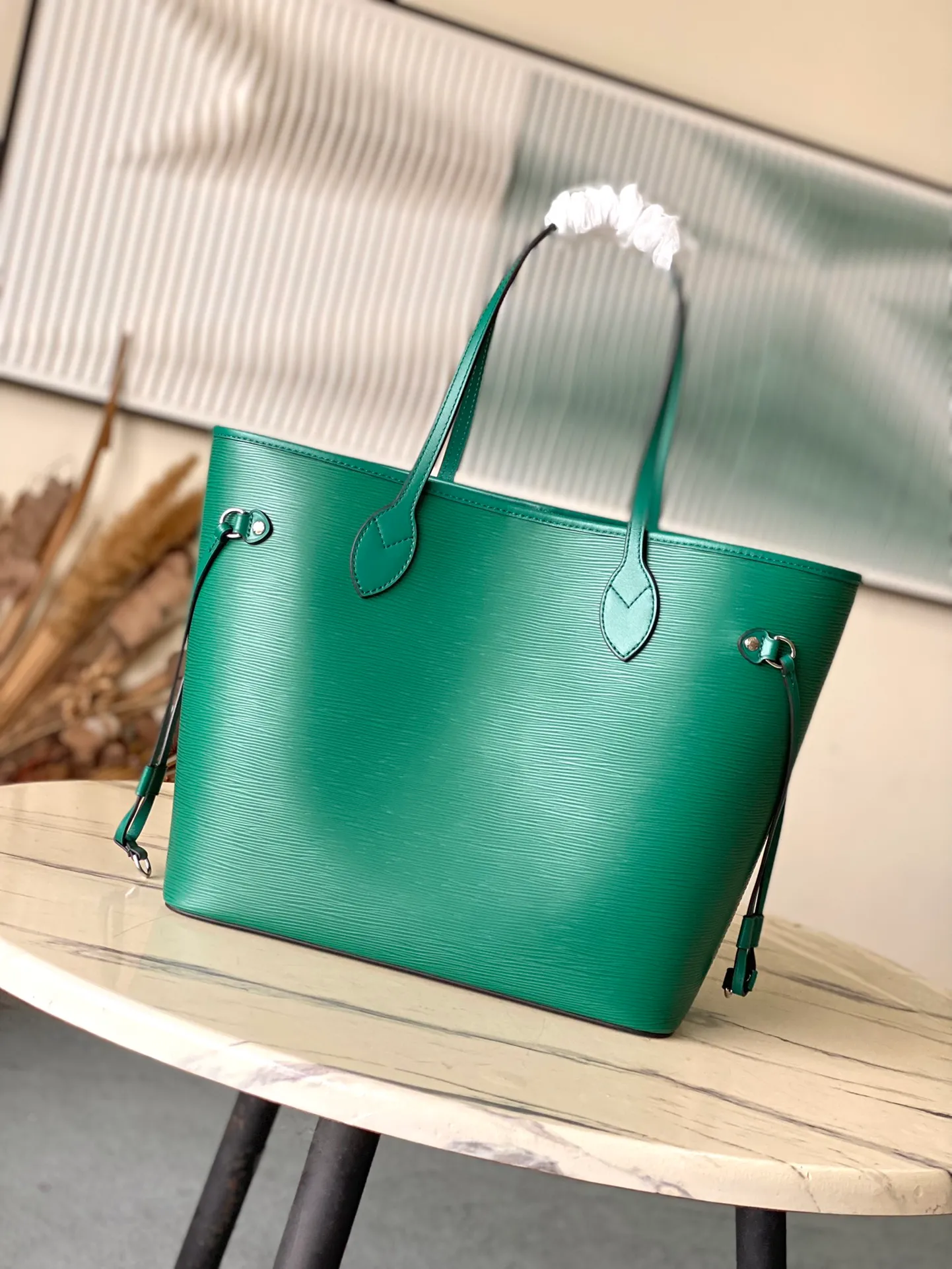 💰1320 (First-Grade Leather) Top Original M12195 Green This classic Neverfull MM handbag combines timeless design and traditional details, making it very suitable for carrying to work and other occasions. The new version is made from signature Epi leather and has adjustable elastic straps on both sides to create a tight silhouette. The interior of the bag is spacious enough to store a 13-inch laptop, and the detachable zippered storage bag can be used as a clutch or as an extra pocket to store valuables. Dimensions: 31 x 28 x 14 cm (length x height x width)