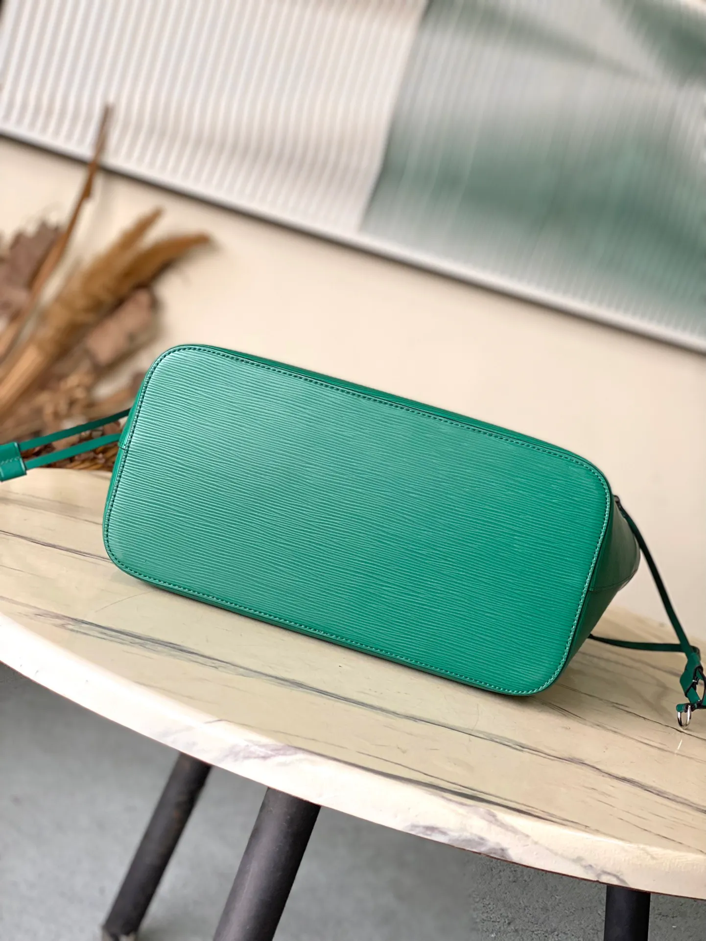 💰1320 (First-Grade Leather) Top Original M12195 Green This classic Neverfull MM handbag combines timeless design and traditional details, making it very suitable for carrying to work and other occasions. The new version is made from signature Epi leather and has adjustable elastic straps on both sides to create a tight silhouette. The interior of the bag is spacious enough to store a 13-inch laptop, and the detachable zippered storage bag can be used as a clutch or as an extra pocket to store valuables. Dimensions: 31 x 28 x 14 cm (length x height x width)